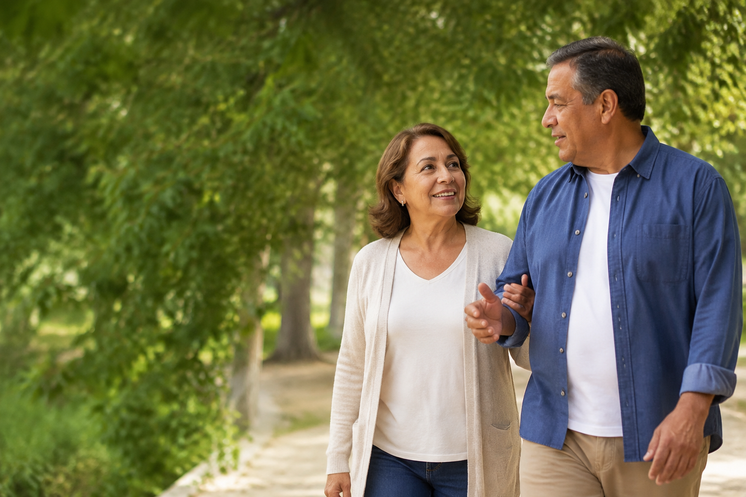 Imagen ilustrativa: pareja conversando en un parque